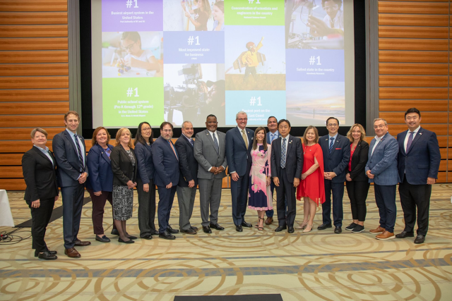 Kean President Repollet poses on stage with Governor Murphy and East Asia Trade Delegation