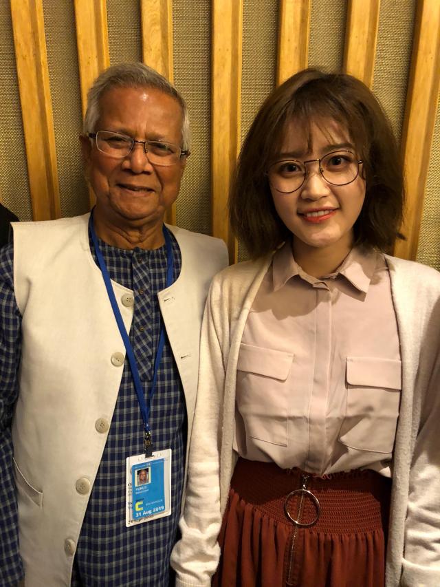 Wenzhou Kean University student Yichen Wang and Nobel Peace Prize Laureate Professor Muhammad Yunus