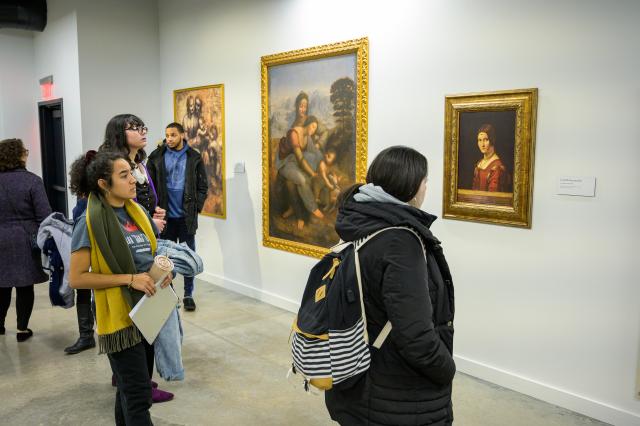 Students view replicas of da Vinci paintings