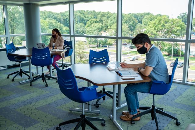 Kean students in a GLAB study lounge