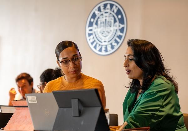 A Kean Online Advisor meets with a student